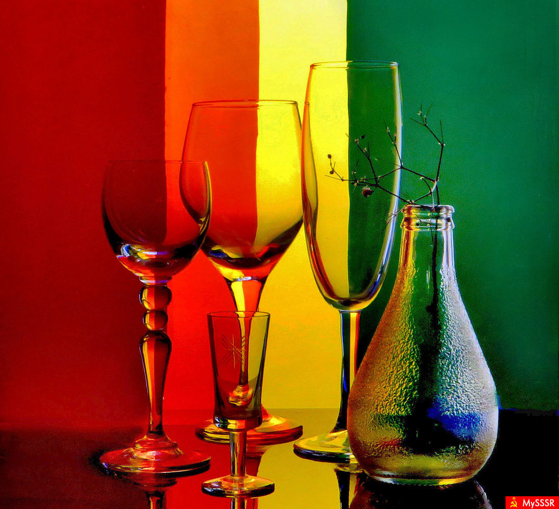 Стекла разного цвета. Стеклянные предметы. Цветное стекло посуда. Стеклянный натюрморт. Цветное стекло предметы.