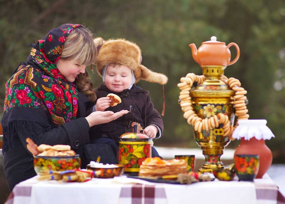 Дети пекут блины на масленицу. Масленица. Традиционное русское чаепитие. Масленица фотосессия. Традиционная Масленица.