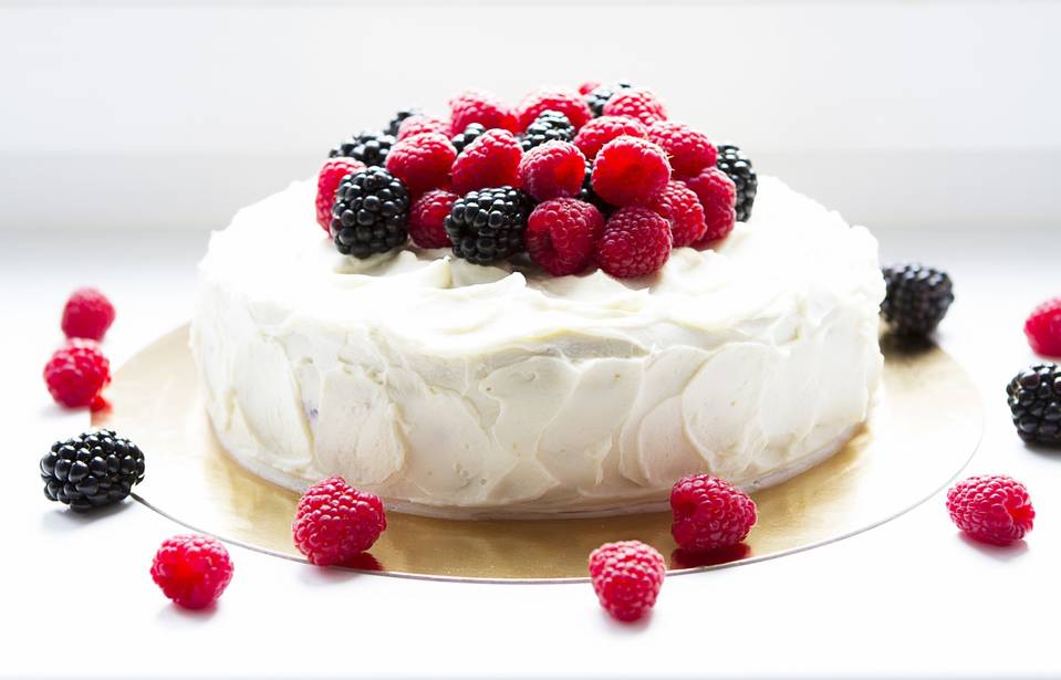 Творожный торт с ягодами. Творожный тарт с ягодами. Твороженный торт с ягодами. Свадебный торт с творожным кремом.