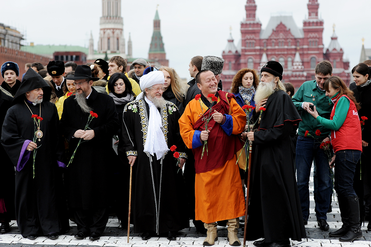 Частная религиозная организация. Люди разных конфессий. Представители разных конфессий в России. Представители разных религиозных конфессий. Разные религии.