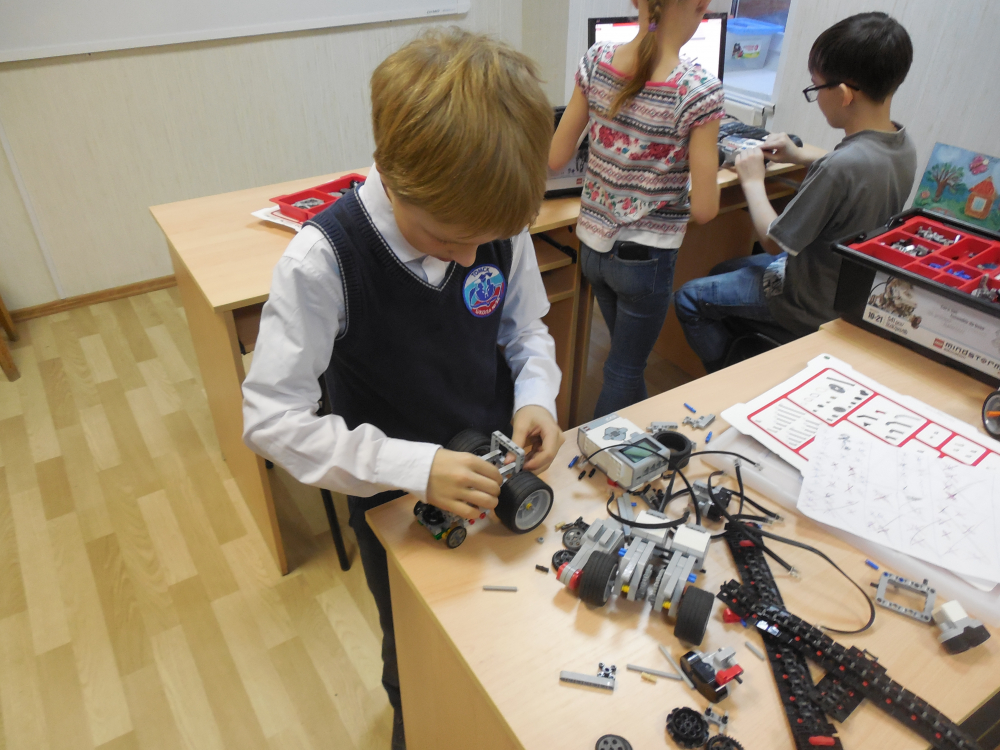 Мир профессий в робототехнике 8 класс проект. Урок по робототехнике. Робототехника занятия. Робототехника в школе. Робототехника для детей.