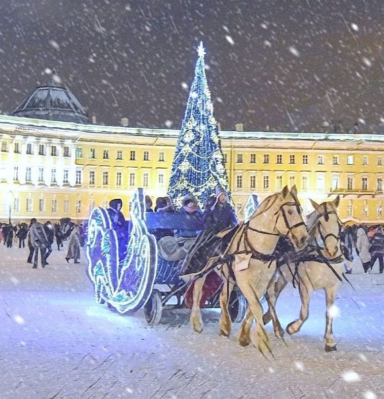 Новогодний эрмитаж санкт петербург. Дворцовая площадь карета. Дворцовая площадь в Санкт-Петербурге карета зима. Каток в Питере на Дворцовой площади. Зимний каток в Санкт-Петербурге у дворца.